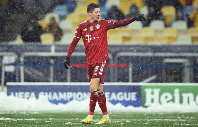 レヴァンドフスキの圧巻バイシクル弾で5連勝のバイエルンが首位通過《CL》