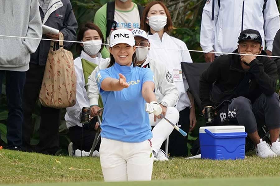 渋野日向子とファンの密接な関係　春の沖縄で見た、プロとして「私がゴルフをやる理由」