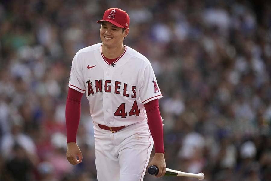 大谷翔平の死角から“給水係ガール”登場　驚く様に米羨望「私が担当だったらなぁ」【二刀流の衝撃2021】