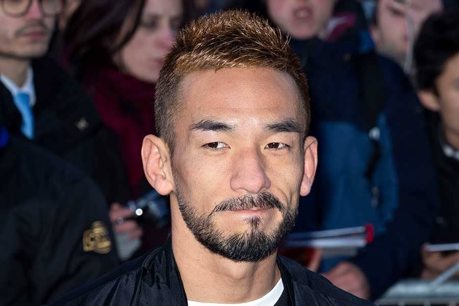 中田英寿、2000万円高級BMWに“腰かけた1枚”に反響「こんな風に格好良く