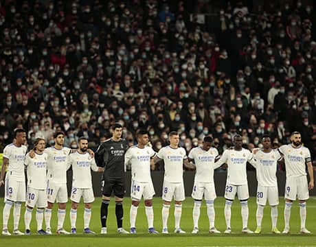 首都ダービーで黙とう「哀悼の意」