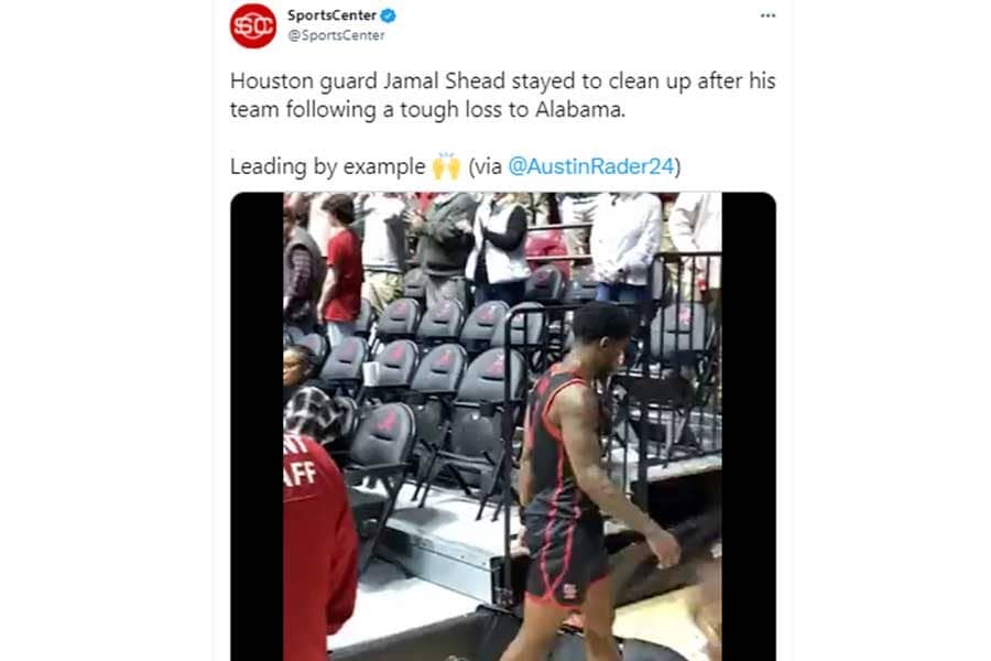 先輩が散らかしたゴミを素手で“掃除”　米大学バスケでの一幕が話題「最高の模範」