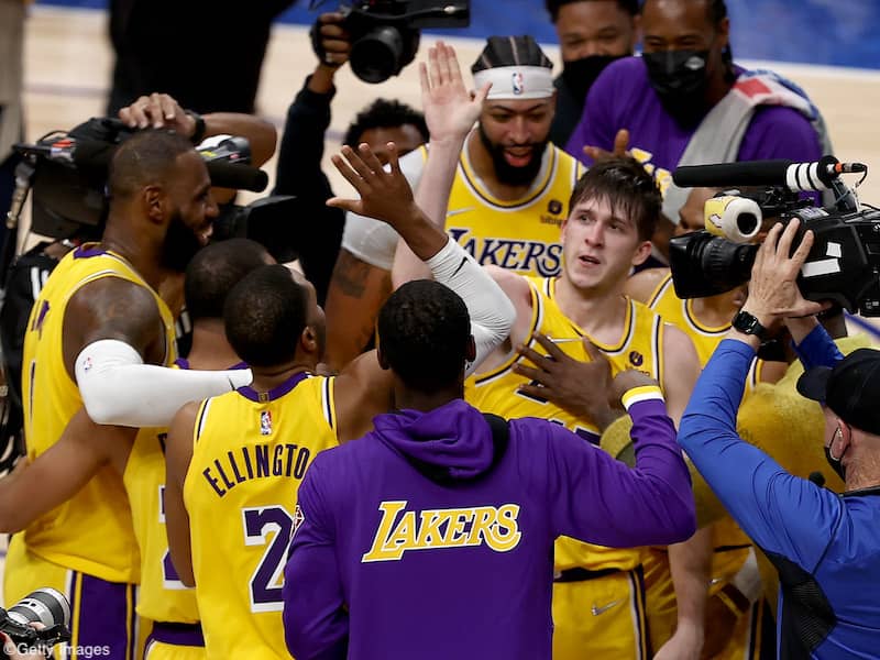 レイカーズがリーブスの決勝弾でOT制す…ペリカンズはブザービーターで劇的勝利/NBA