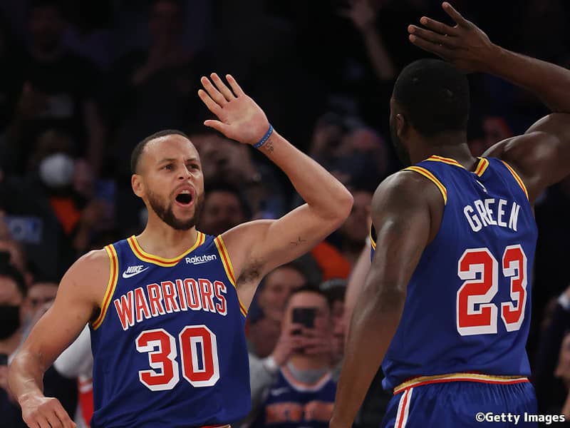 歴史を塗り替えたカリーの3ポイントを最もアシストした選手とその本数は？