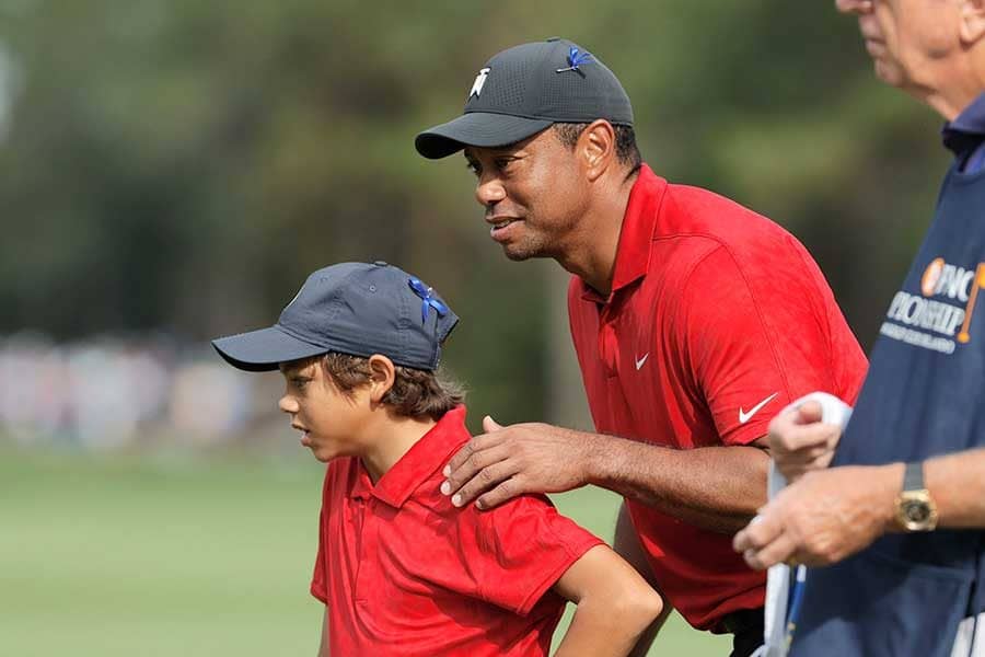 ウッズ息子、偶然撮られた“父と激似ポーズ”に米注目「この父にして、この子あり」
