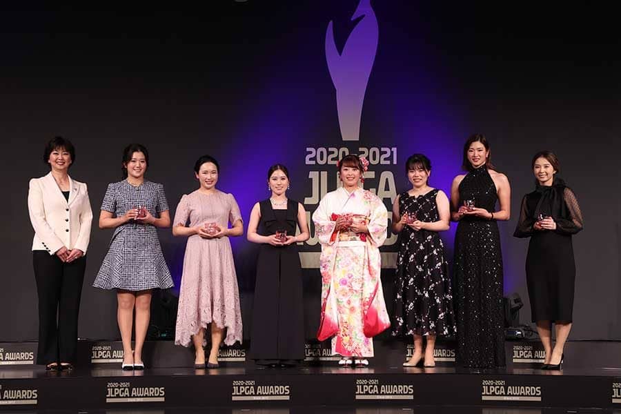 「初めて挑戦」「新鮮な感じ」　4冠稲見萌寧ら、百花繚乱の式典ファッション【JLPGA年間表彰式】