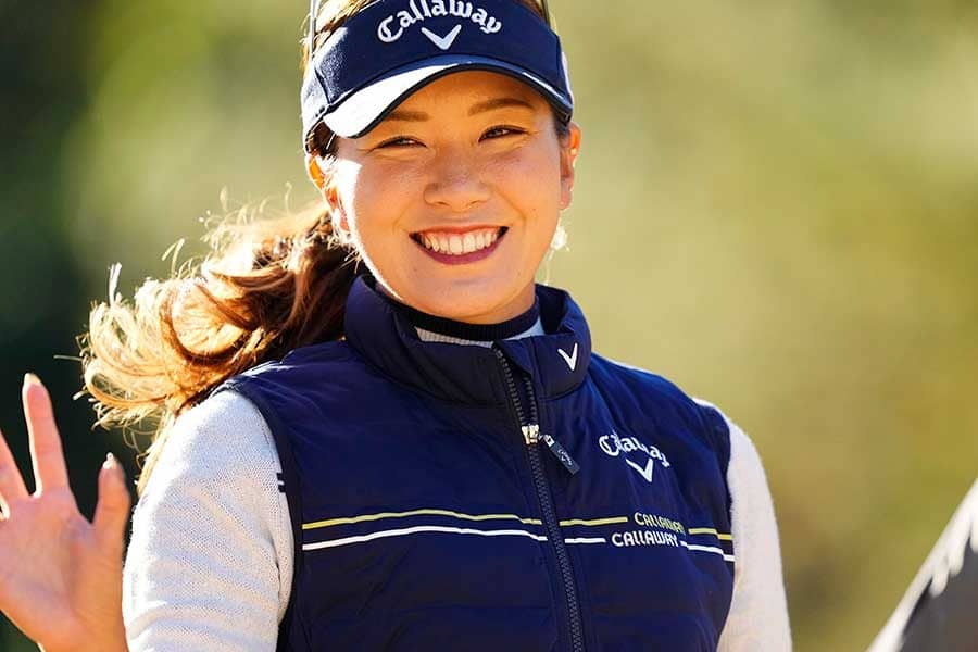 白の高級車キャデラックとパシャリ　ゴルフ藤田光里が感謝の投稿「2022年も私らしく」