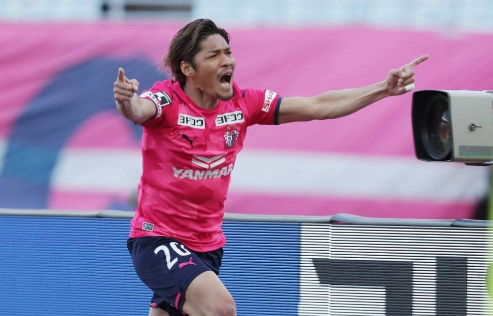 「やっぱり似合います」現役引退の大久保嘉人が国見のユニフォームに袖を通す！2000年に高校3冠