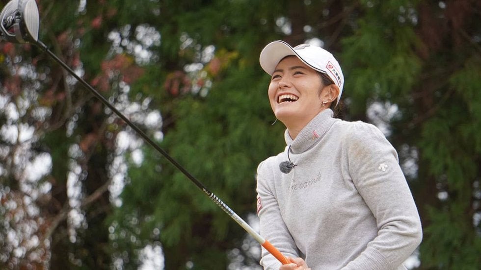 地面をこする素振りでイメージをつかもう！渡邉彩香のフェアウェイウッドアドバイス