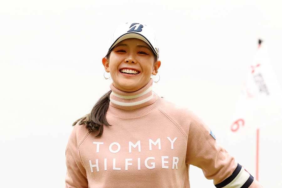 「大学へご挨拶に行ってきました」　ゴルフ吉田優利、母校のロゴの前で満面スマイル