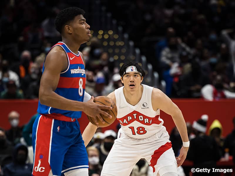 日本人対決が2季ぶりに実現！ 渡邊雄太のラプターズに軍配、八村塁は3戦連続2ケタ得点