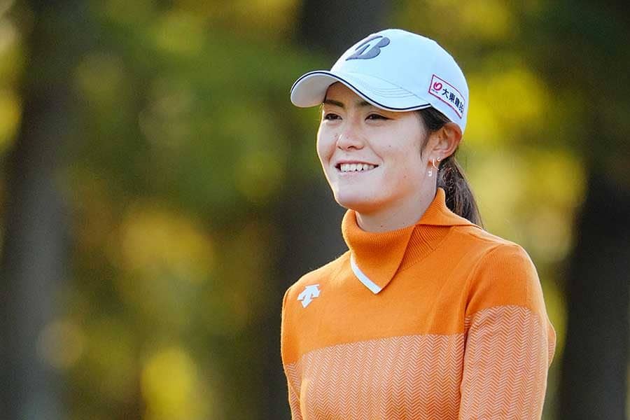 「帰宅途中のOLさん？」　女子ゴルフ渡邉彩香、「都内某駅」で電車待つ私服姿に反響