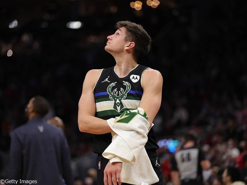 カルーソへハードファウルを犯したバックスのグレイソン・アレンに1試合の出場停止処分