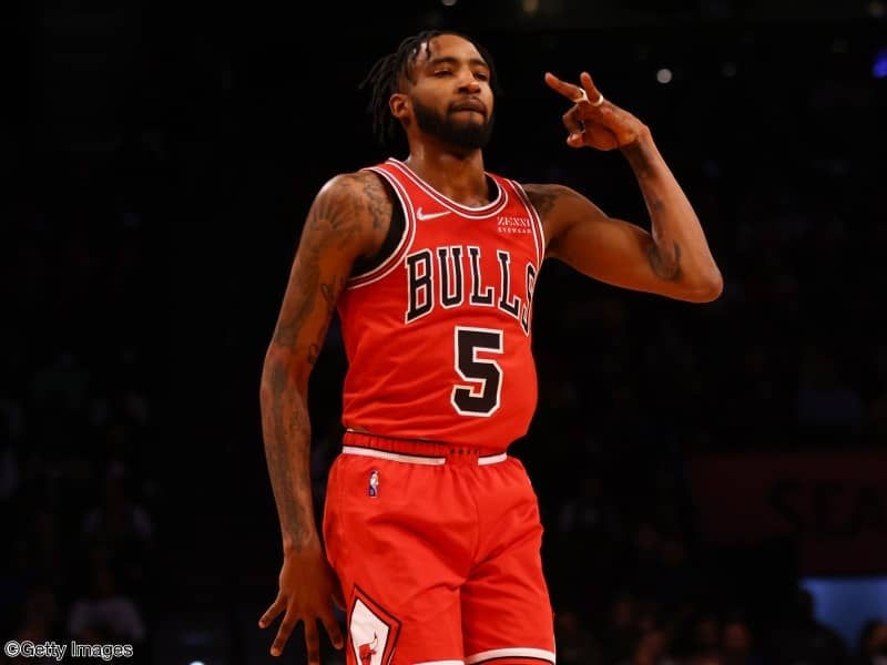 ブルズのデリック・ジョーンズJr.が右手人差し指を骨折…6〜8週間離脱へ