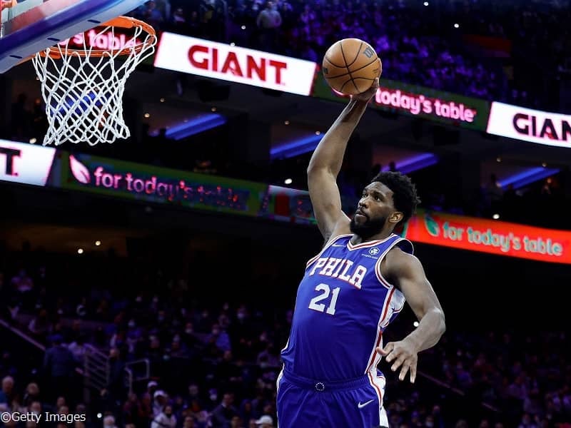 コート上で猛威を振るうジョエル・エンビードがシャック、ADと並ぶ快記録に到達