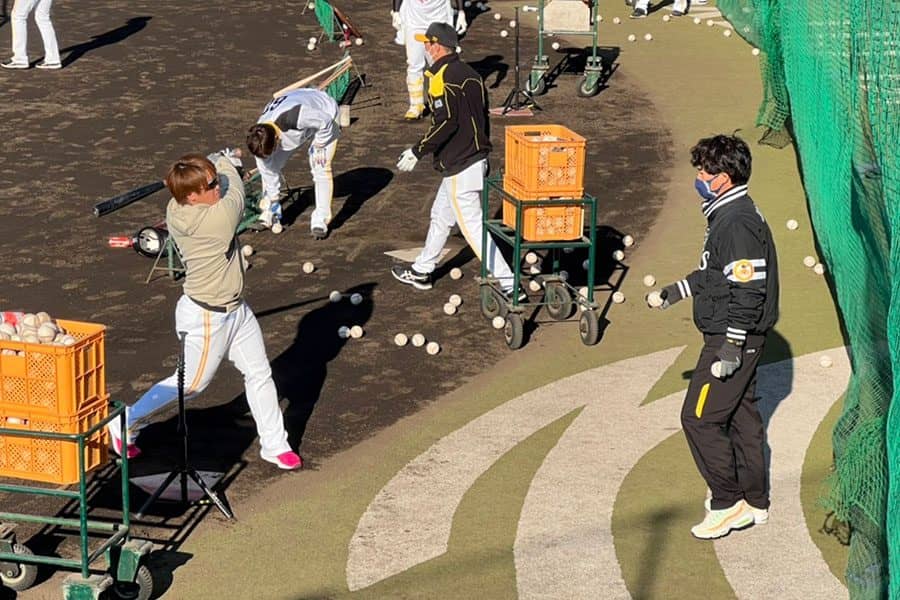 鷹・甲斐拓也、城島氏の構えソックリに？　報道陣も注目「自然となってる」