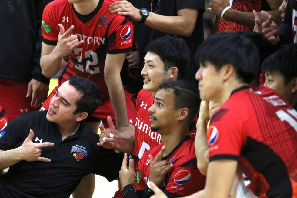 V1男子 首位攻防第1ラウンドはサントリーに軍配