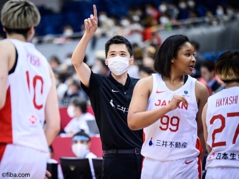 日本を見事な逆転勝利に導いた恩塚HC「選手たちがポジティブにゲームと向き合った」 | バスケットボール