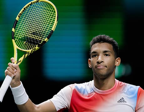 悲願の初V狙うオジェ 4強入り