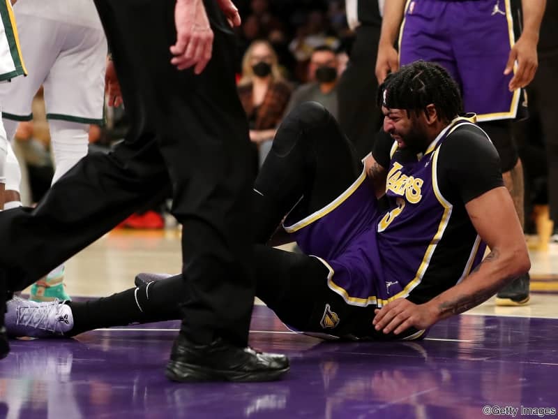 レイカーズのアンソニー・デイビスがジャズ戦で右足首をねんざ…苦悶の表情で退場