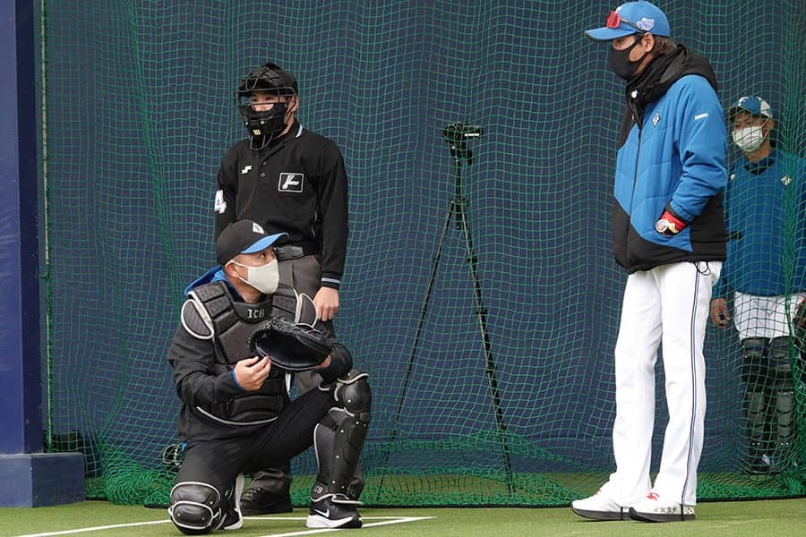 “気持ちよく投げさせる”捕手になれ　新庄監督が谷繁氏に“臨時コーチ”を頼んだワケ