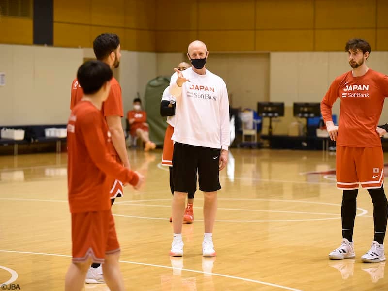 男子代表を縁の下で支える勝久ジェフリーAC…指揮官は「ただの通訳じゃない」