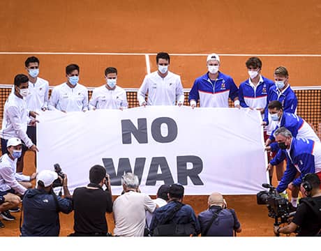 デ杯会場で「NO WAR」メッセージ