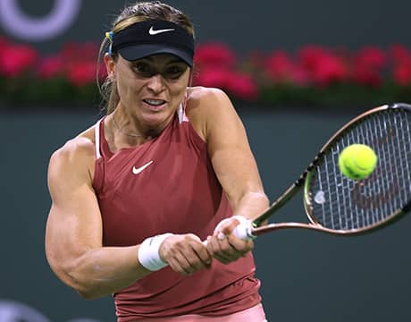 連覇狙うバドサ 快勝で4強