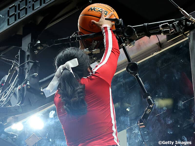 NCAAトーナメントで珍事件…チアリーダーが挟まったボールを“救出”する大活躍