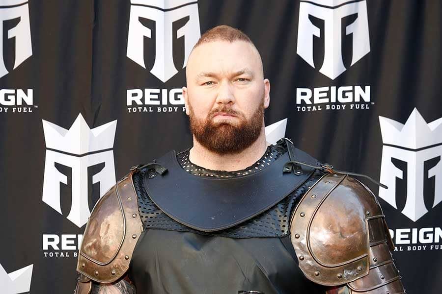 190cm142kgを吹っ飛ばした「世界最強の男」戦慄の左ストレートに海外悶絶「痛そう」