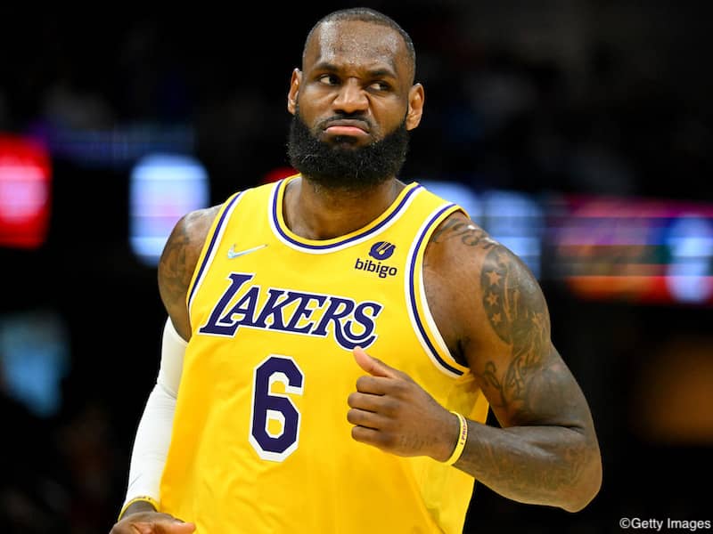 レブロンが古巣相手にトリプルダブル…八村は2戦連続先発もチームは逆転負け／NBA