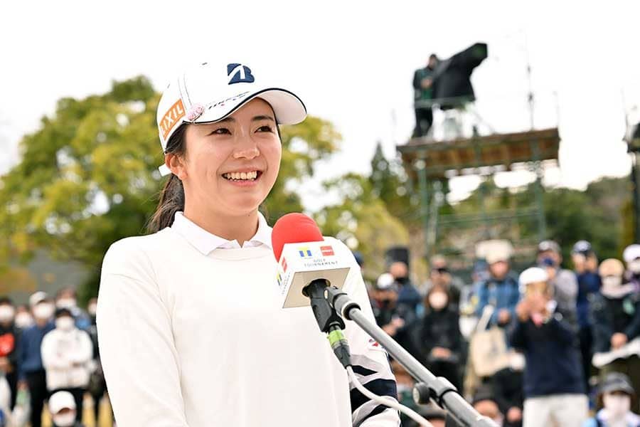 女子ゴルフ堀琴音、Tポイント“らしい”Vトロフィー獲得　祝福殺到「貴女の笑顔最高」