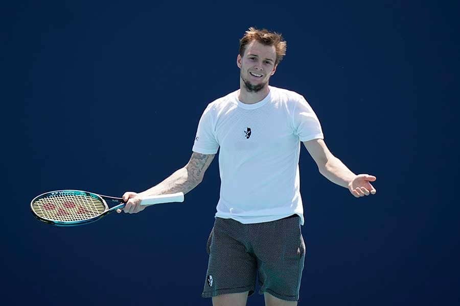 「こんなの見たことある？」　海外テニスでラケットの機能を無視した奇抜ショットが話題