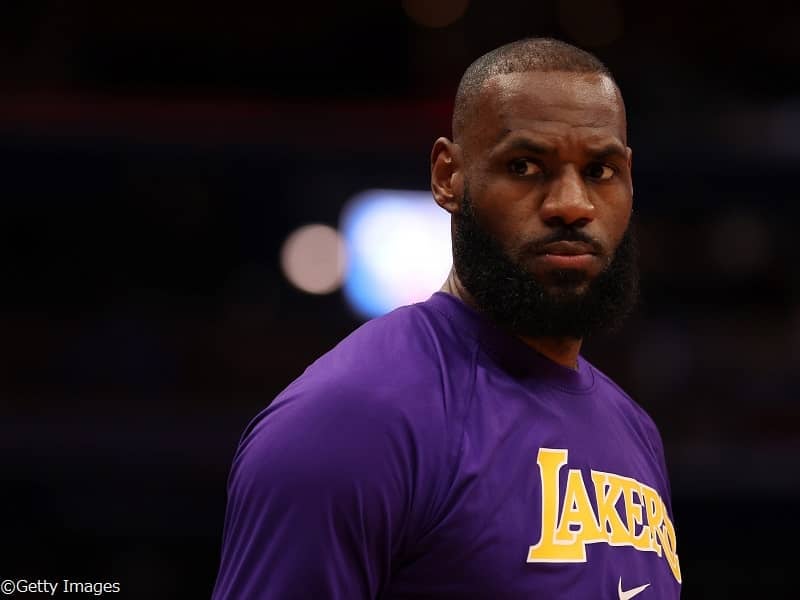 ペリカンズとの重要な一戦を落とし、左足首を痛めたレブロン「俺は欠場するのが嫌だ」