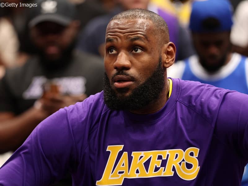 レブロン・ジェームズが左足首のリハビリのため遠征中のチームを離脱してLAへ