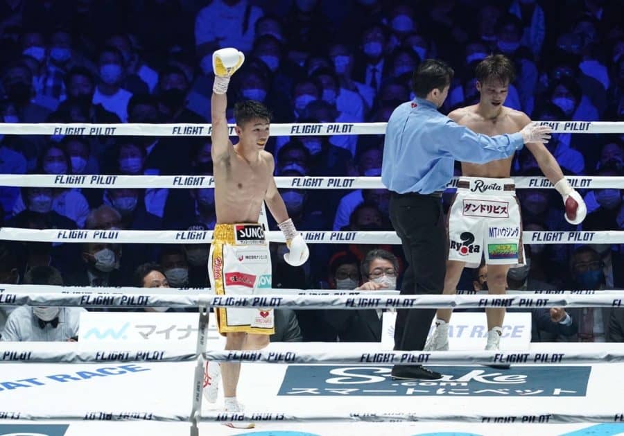 ネクストモンスター中谷潤人が圧勝V2　本家・井上尚弥も称賛「日本人にないパンチの角度」