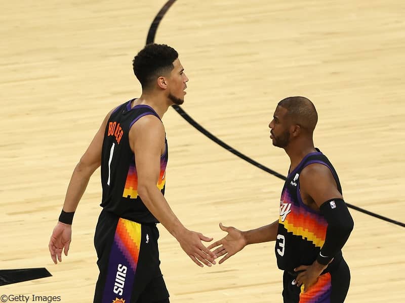 ケガのため欠場が報じられたブッカーがチームと帯同…ポールは「彼は僕らと一緒にいる」