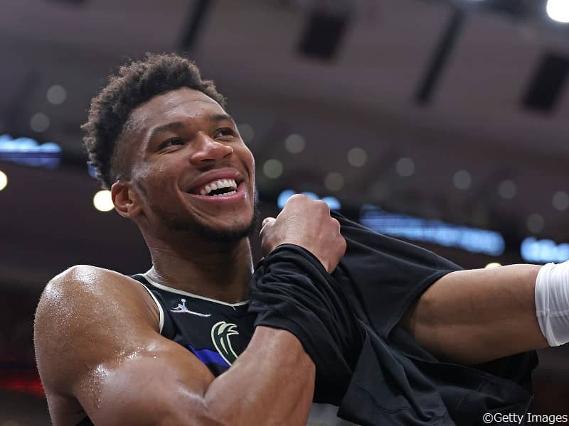 昨季覇者バックスが敵地シカゴで2連勝…アデトクンボが殊勲の働きを見せたアレンを絶賛