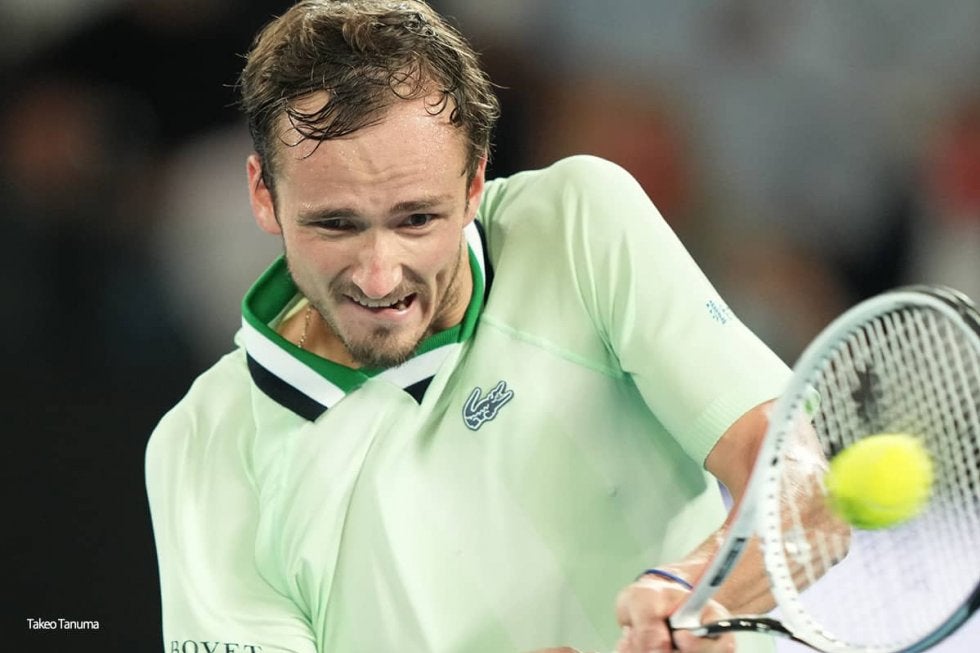 ヘルニア治療中のメドベデフが、ヒッティング動画を公開「テニスの練習に戻ります」