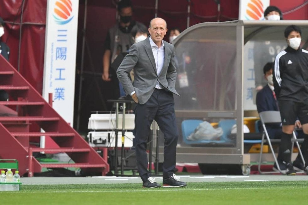 ヴィッセル神戸「ロティーナ監督が豪快ボレー含む4得点」の大暴れ!スタッフ同士の「大接戦ミニゲーム」が話題に