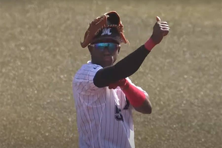 ロッテ助っ人の「肩がバケモン」　空中からの“キャノン発動”が「エグすぎる」