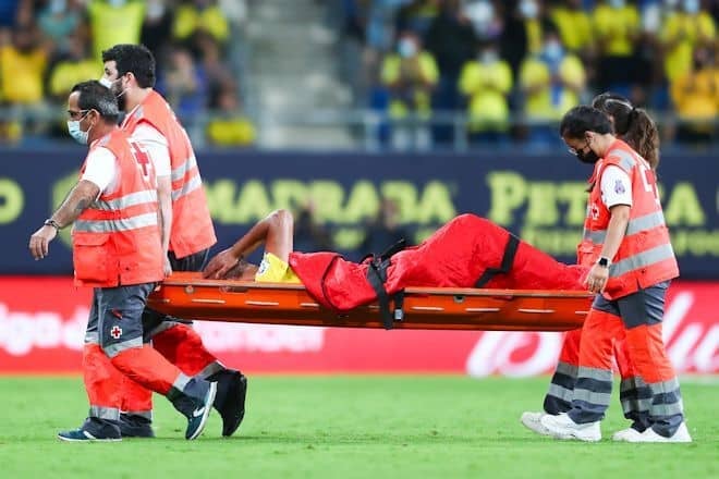 今年最も笑える 冗談か ブルガリアクラブの 衝撃の時間稼ぎ に世界驚愕 怪我のふり 担架からダイブ スタッフもコケる 相手は激怒で乱闘へ サッカー スポーツブル スポブル