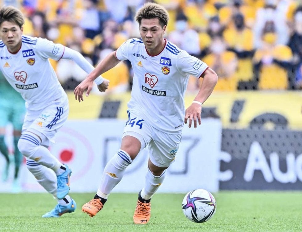 【J2「首位奪取」】「10勝到達」仙台が初の首位に!!チームを押し上げた「2人の新加入選手」に元C大阪MFも控え…「盤石の中盤」！(1)