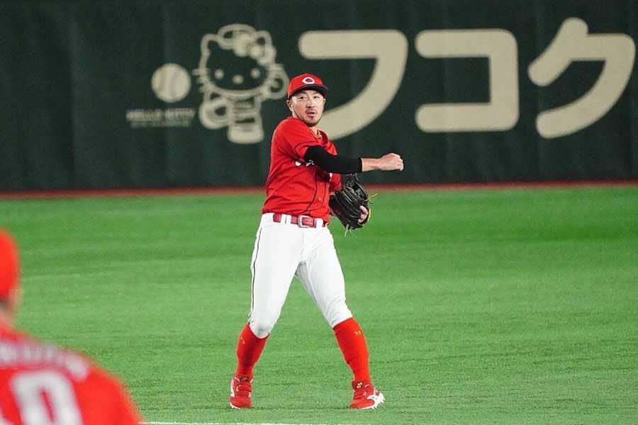 菊池涼介の“伸びる神の手”が「ガチえぐい」　空中ダイブに驚愕「本当に人間か」