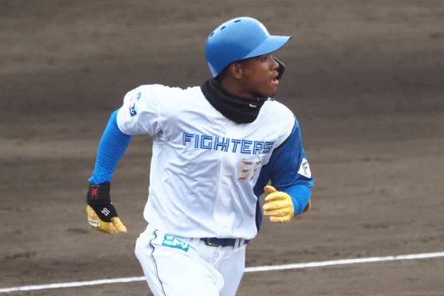 球場騒然、1試合2発の特大弾は「なぜ、あそこまで飛ぶ」　ハム万波の振りは「まじん斬り」