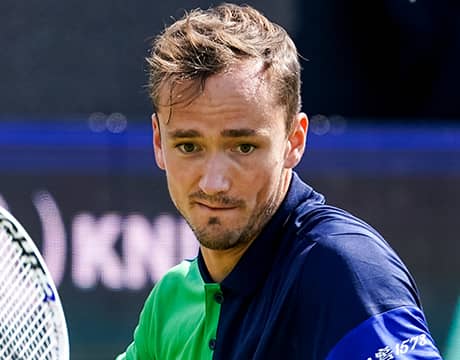 メド 元6位シモン破り初戦突破