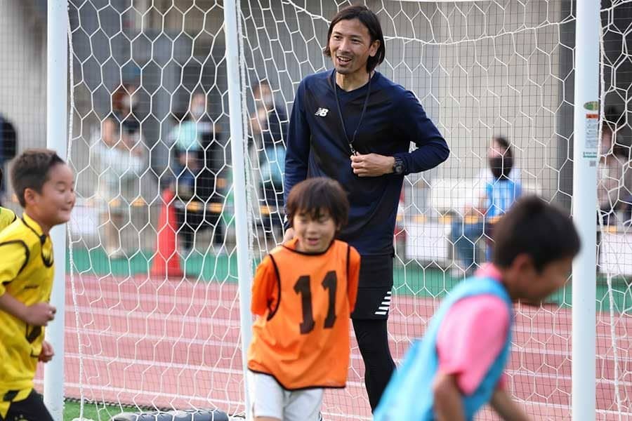 日韓W杯から20年、鈴木隆行の今　スクール5校運営、「本物の指導者」へ下積みの日々