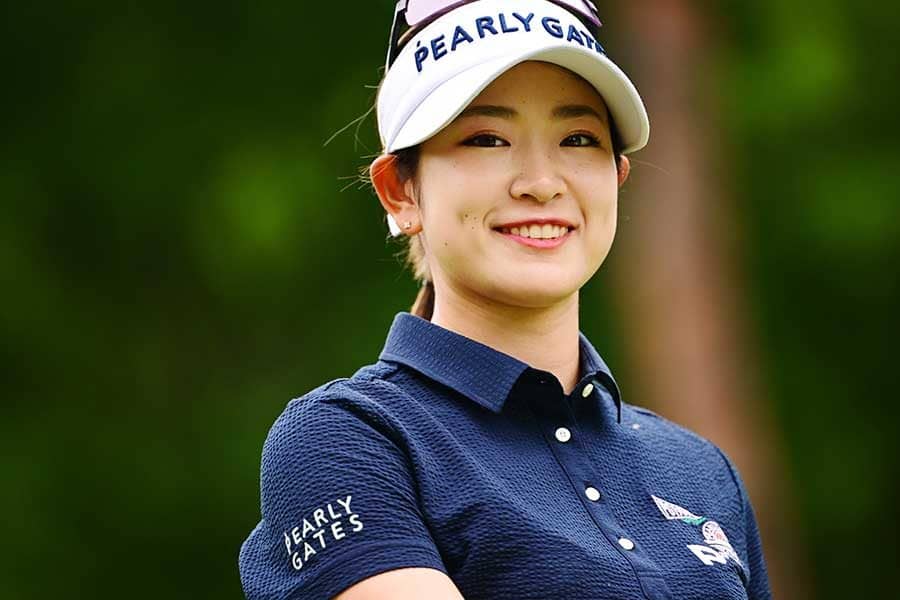 原英莉花に「おお～っ!!」の歓声　膝を折った華麗チップインで前半4バーディー猛追