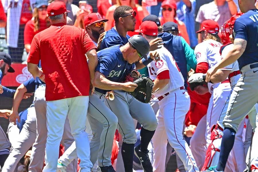 大谷翔平も参戦の大乱闘　発端の死球与えたエ軍右腕が釈明「昼の試合は初めてなんだ」