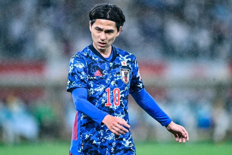 南野拓実をモナコの選手たちが｢手荒い熱烈歓迎｣!! トレーニング初日からキレのある動きを見せるに「背番号10と会話する姿」も!